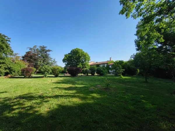 ANCIEN CORPS DE FERME RÉNOVÉ AVEC TERRASSES PISCINE ET DEPENDANCES SUR 8700 m2