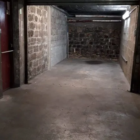 Grand garage-Box fermé en sous-sol pour stockage - Gare d'Asnières sur Seine