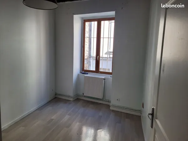 T4 de 104 m² en plein centre-ville de Thizy-les-Bourgs