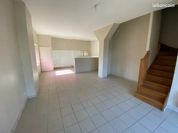 Château renard maison de ville f3 avec cour