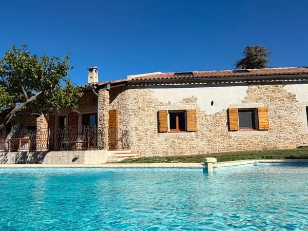 Villa 172 m² + studio 33 m²/ 1500 m² de terrain, piscine et vue DOMINANTE - PLAN D'AUPS SAINTE BAUME