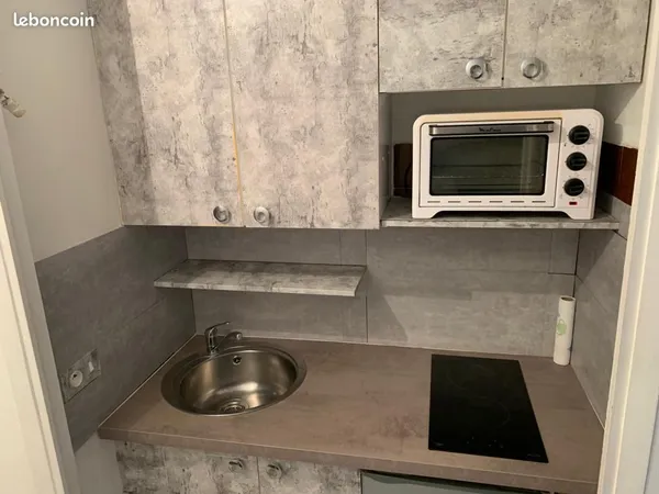 Studio vue mer coté Antibes dans petite copropriété au pied de la plage