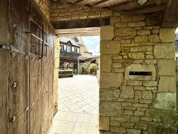 Exclusif et unique dans Sarlat La Caneda : cet ensemble immobilier de caractère de plus de 1500 m2