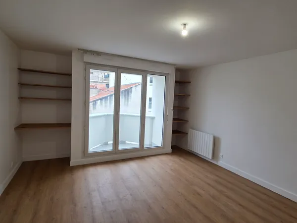 Loue studio Bécon-les-Bruyères / 30 m2