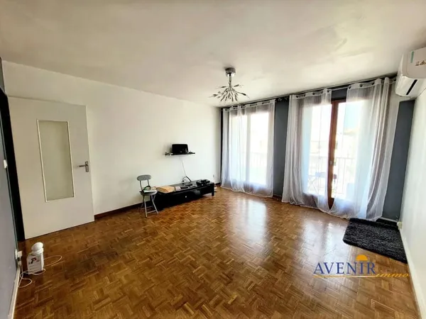 T4 85 m2 avec balcon face hôpital européen