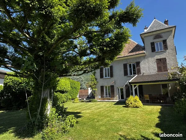 Maison 10 pièces 300 m²