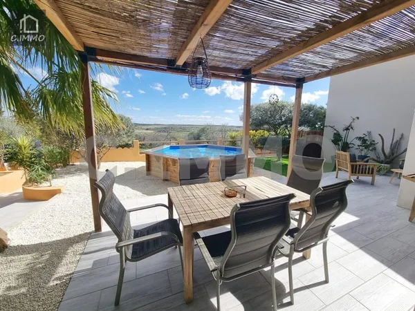 Jolie villa plain-pied de type 4 avec piscine sur un terrain