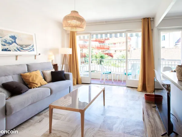 Grand Studio Climatisé avec Terrasse au Coeur d'Antibes - Tout à Pied