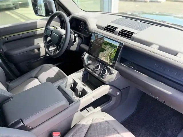 Land Rover Defender 110 phev — photo 46