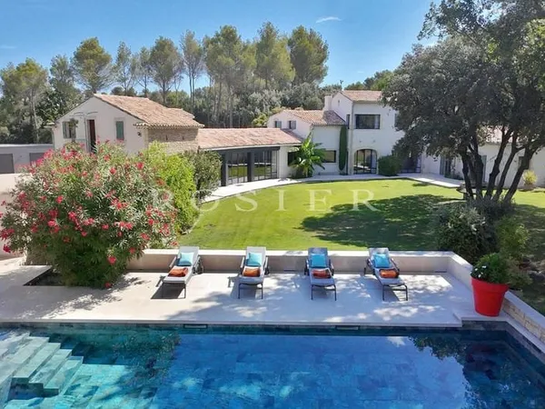 Entre Ventoux et Luberon : à Pernes-les-Fontaines, superbe propriété actuelle sur un domaine privé d
