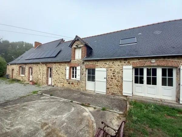 SAINT-PIERRE-LA-COUR - Longère en pierre 130m² avec dépendances et terrain d'1,34ha