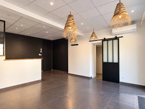 Local commercial 218 m²