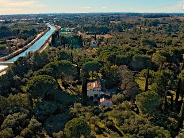 Superbe ViIla de 270m2 avec piscine et parc de 2 ha, entièrement refaite. Oliveraie de 120 arbres