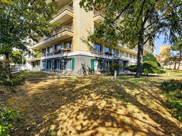MONTREUIL-Eglise-Exceptionnel volume de 200 m² avec jardin privatif