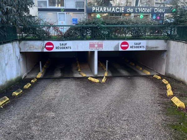 Garage centre
