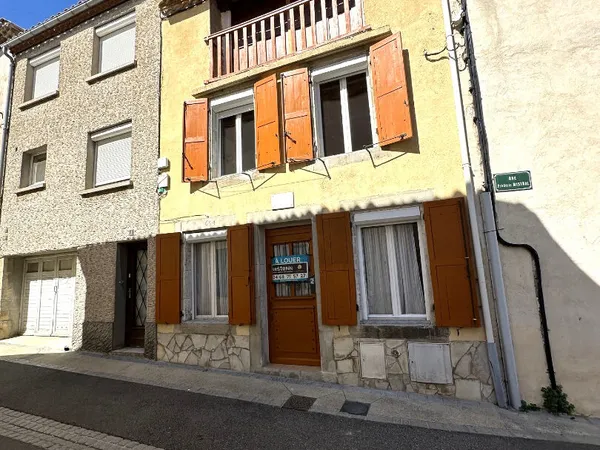Location maison de village T4 sur trois niveaux avec terrasse et petite cour à 6 km de Carcassonne