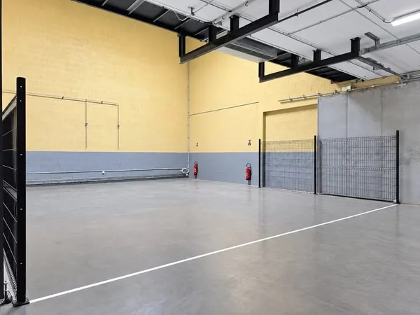LOCAL D'ACTIVITÉ 206 M2 AVEC STOCKAGE, BUREAUX ET 3 PARKING