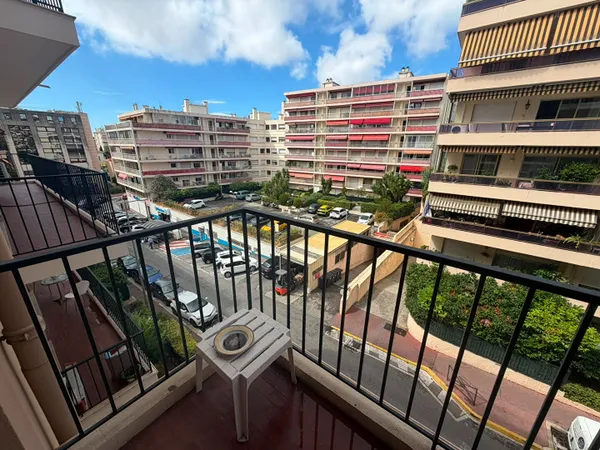 Le Cannet appartement studio, à rénover balcon proche commerces
