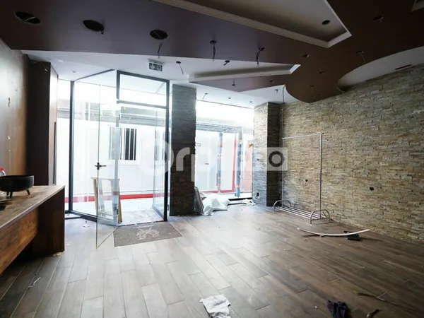 Local commercial 128 m²
