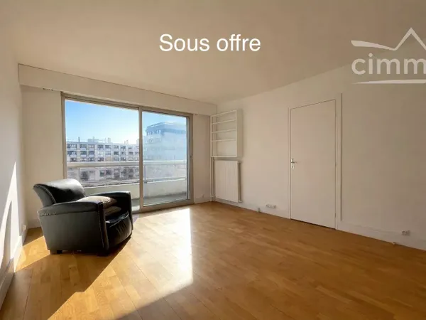 Soleil et vue dégagée pour ce grand studio avec balcon