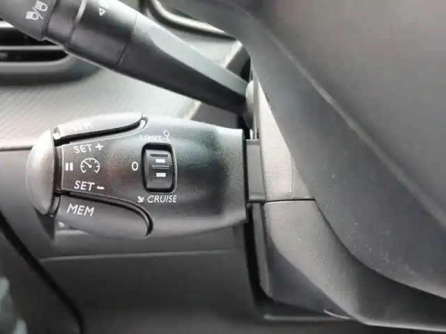 Peugeot 208 turbo 100 ch bvm6 — photo 15