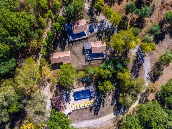 Domaine touristique avec chalets et lacs privés