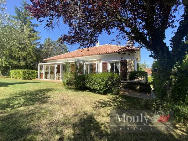 MAISON DE VILLAGE AVEC BEAU JARDIN CLOTURE