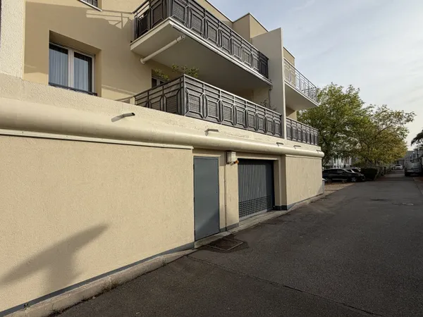 PLAISIR - GARAGE FERME DANS RESIDENCE SECURISE
