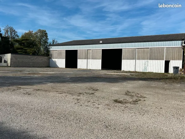 Batiment de stockage 600 m2 belle hauteur electricite acces poids lourds
