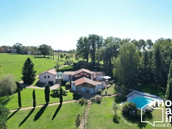 Vaste vialla d'architecte avec piscine et parc