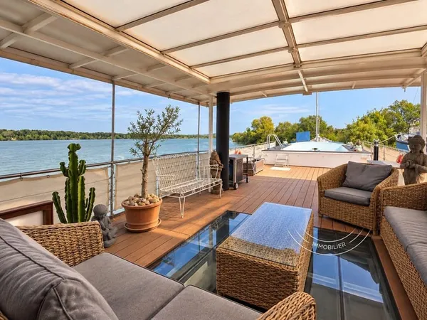 Péniche habitable à vendre Avignon 230 m2 Navigante avec terrasses et piscine