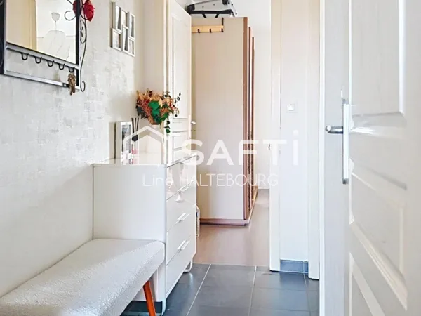 Grand F2 de 56 m² en dernier étage avec terrasse , garage et parking