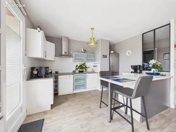 Appartement T5 lumineux 104 m² avec balcon plein sud, garage et cave — Carhaix-Plouguer