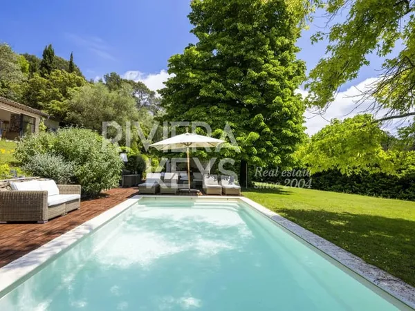 VALBONNE : Belle villa rénovée avec piscine, à pied du village