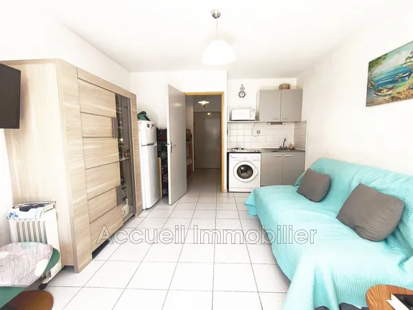 Studio cabine au 1er étage d'environ 25 m² avec loggia vitrée
