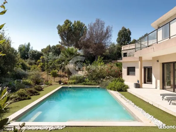 Villa 7 pièces 280 m²