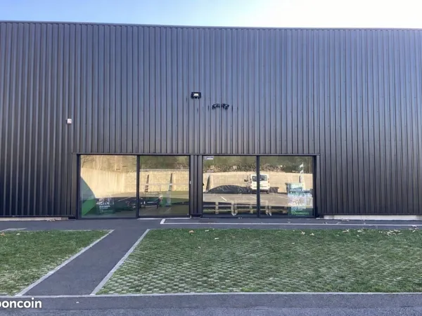 Local commercial 400 m² Saint-Georges-des-Coteaux