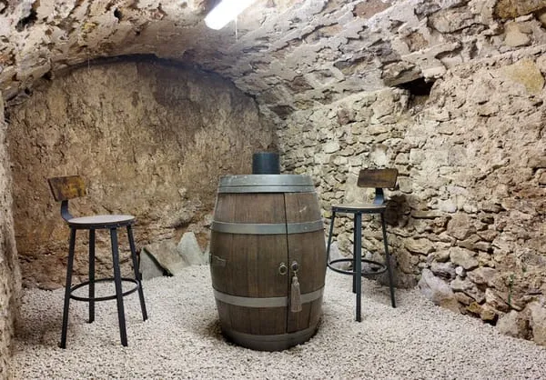 Maison de village T3 60 m² (73 m² au sol), exposée Sud-Ouest. Cave voûtée