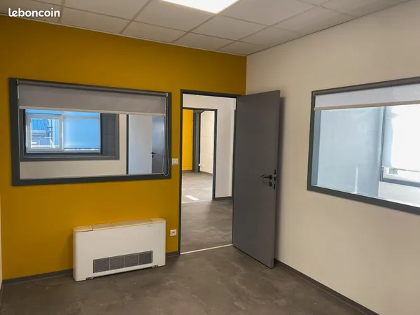 Espace de 4 bureaux climatisés avec Hall d'accueil de 71m2 entièrement rénovés,