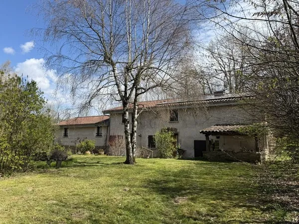 Propriété type chambres d'hôtes dans cadre verdoyant à deux