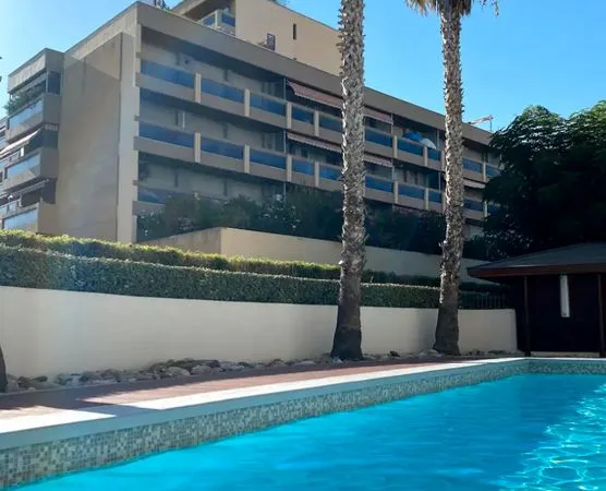 T3 duplex meublé avec grand balcon et piscine / Rond point du Prado