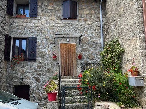 Maison de village saison scolaire
