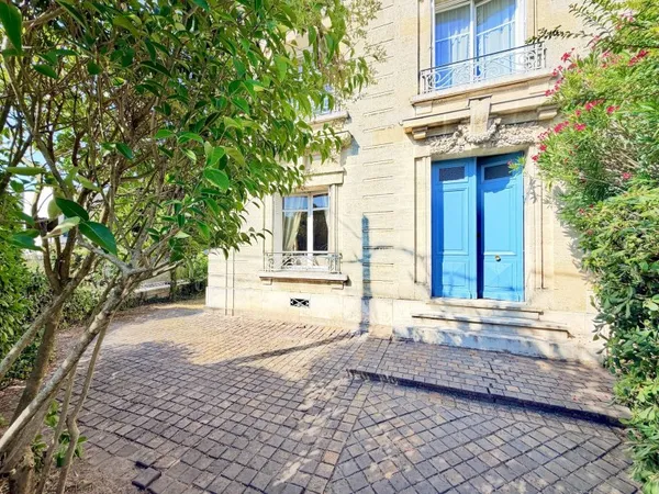 Maison familiale de caractère avec piscine et garages, Bordeaux Caudéran