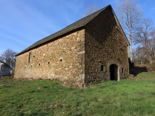 CORREZE. Proche NEUVIC. Belle grange en pierre avec terrain de 2 194m2.