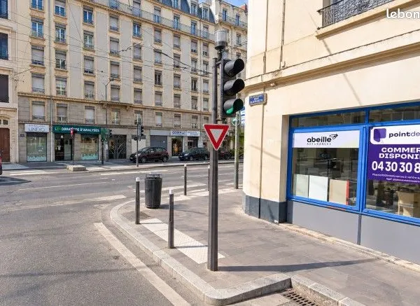 Commerce habillement/textile 42 m²
