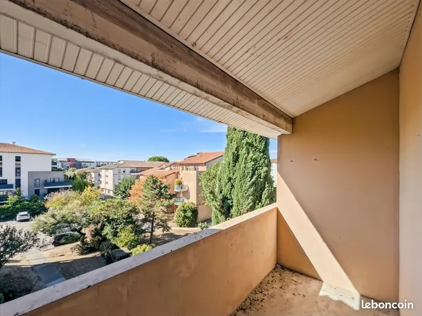 T4 traversant de 77 m² avec double balcon, au dernier étage sans frais d'agence