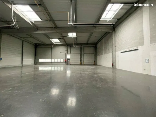 LOCAL D'ACTIVITE 973 m² SAINT PRIEST