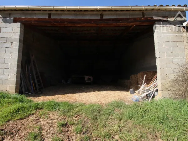 A vendre deux hangars sur une parcelle de 2915m²