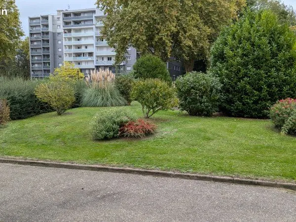 À LOUER - Bel appartement lumineux avec accès au jardin et parking privatif