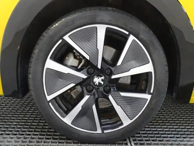 Peugeot 208 e- 136ch gt — photo 10